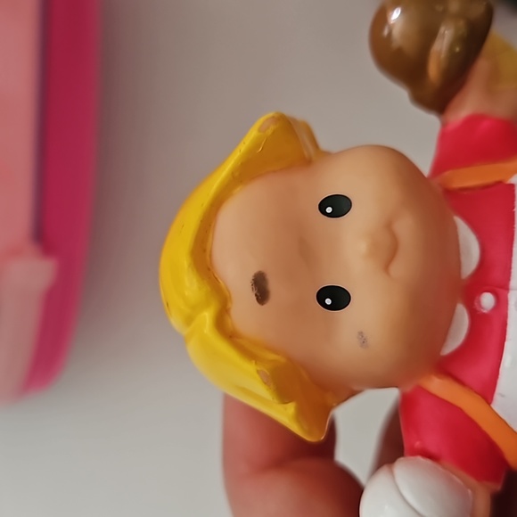 Fisher price little people bus with 2 characters. - Picture 12 of 13